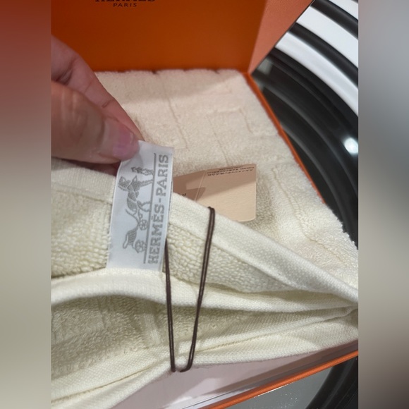 Hermes Towel and box set Hand New with tag and box - Picture 3 of 8